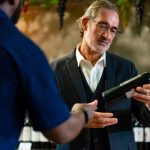 Caviste : entre vente de vins et conseil personnalisé aux clients !