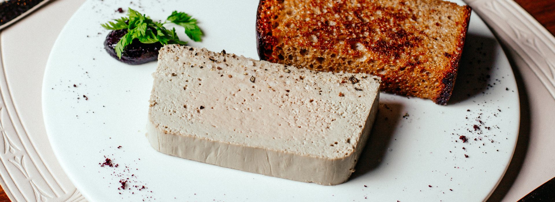 Foie gras maison pour Noël : épatez vos invités avec une entrée de fête raffinée !