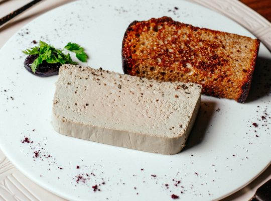 Foie gras maison pour Noël : épatez vos invités avec une entrée de fête raffinée !