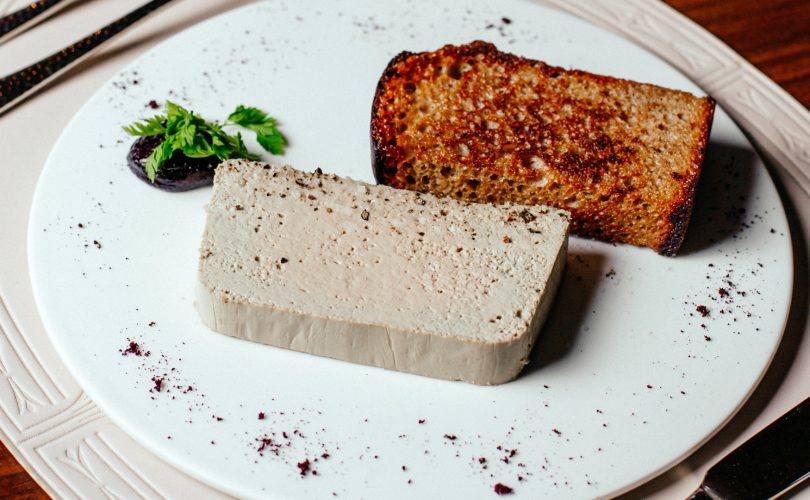 Foie gras maison pour Noël : épatez vos invités avec une entrée de fête raffinée !